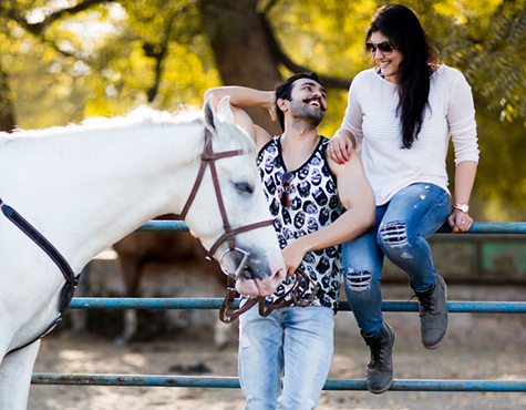 couple photography with horse